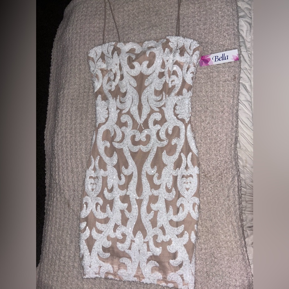 bella divine homecoming dress. never worn with tag. size small, stretchy.